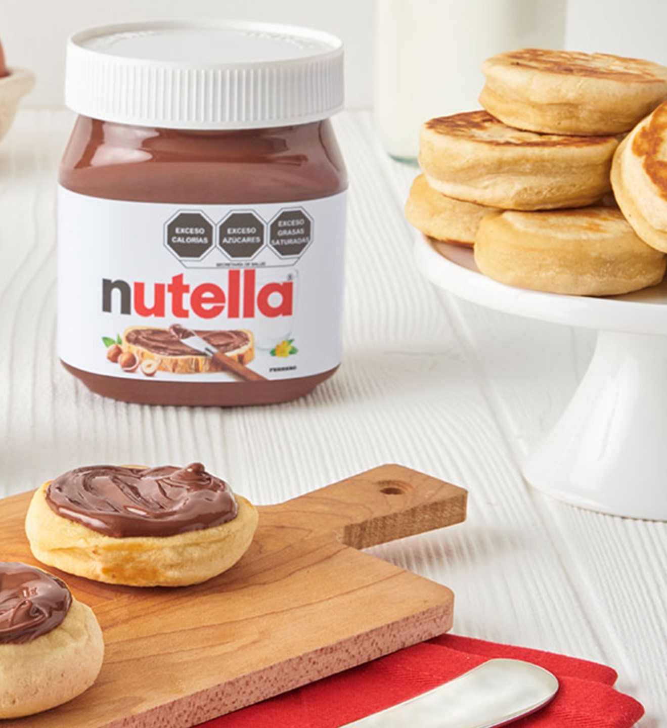 desayuno con bote de Nutella